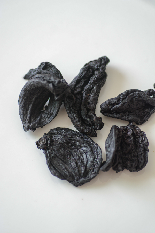 Dried, smoke-cured kudampuli (Malabar tamarind) rind